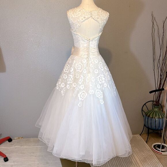 Justin Alexander 8555 tea length embroidered wedding dress size 4 in ivory/nat - Picture 6 of 16